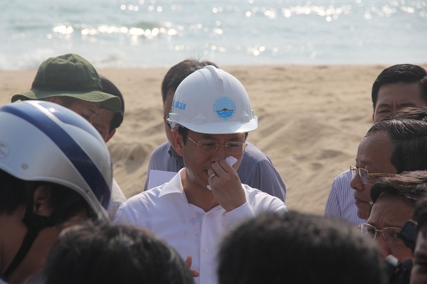 Nước[-]thải[-]đen[-]ngòm[-]chảy[-]ra[-]biển[-]Mỹ[-]Khê:[-]Đà[-]Nẵng[-]lo[-]ứng[-]phó